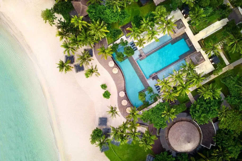 beachfront-pool-aerial-ritz-carlton-bali-nusa-dua