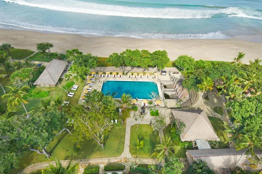 beachfront-sun-loungers-the-oberoi-beach-resort-bali-seminyak
