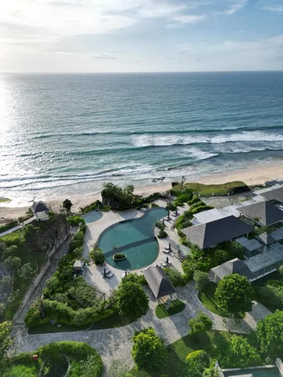 clifftop-resort-aerial-view-jumeirah-bali-uluwatu