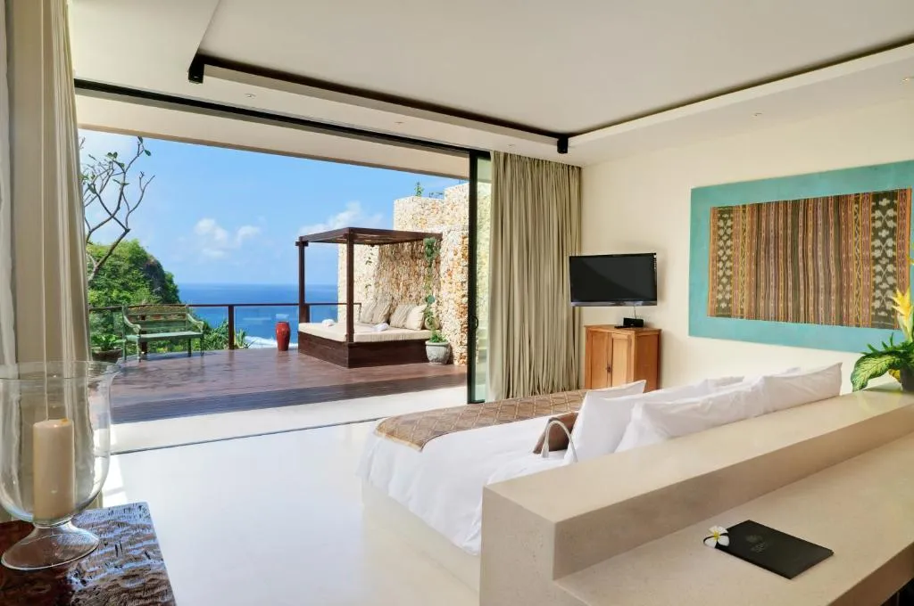 Five-Bedroom Clifftop Villa — 2,500 sqm