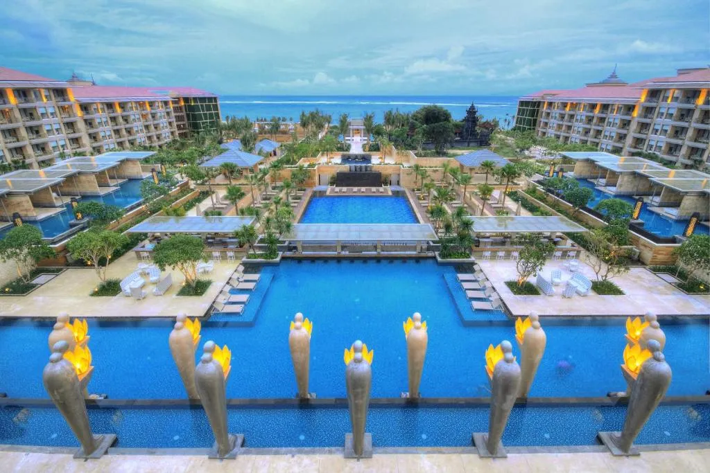 ocean-pool-statues-the-mulia-resort-bali-nusa-dua