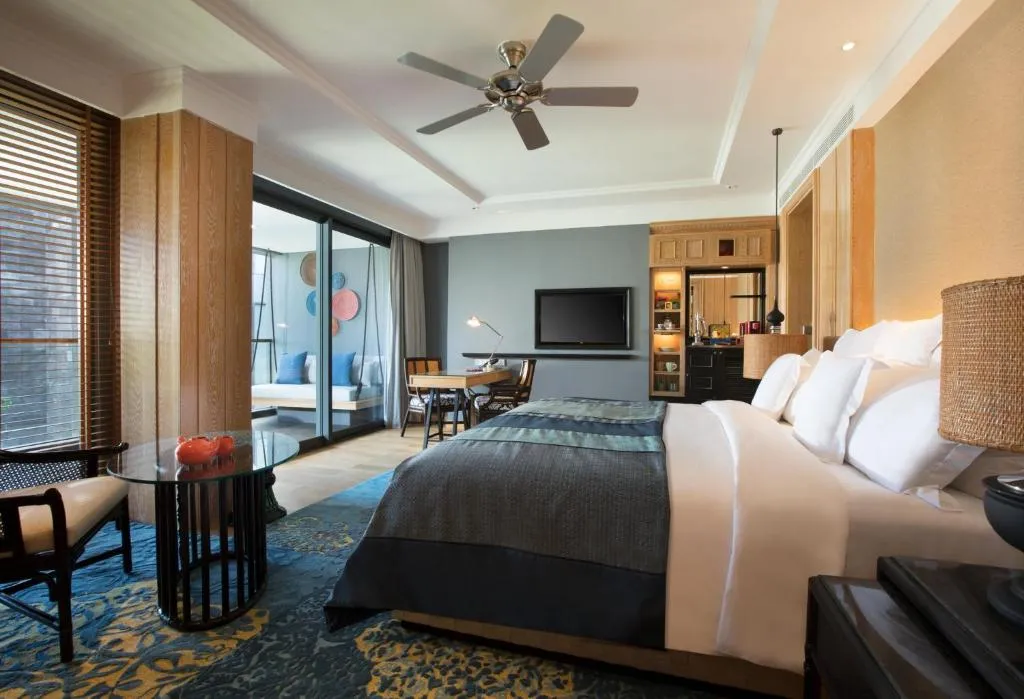 Suite — Garden, Courtyard or Partial Ocean View