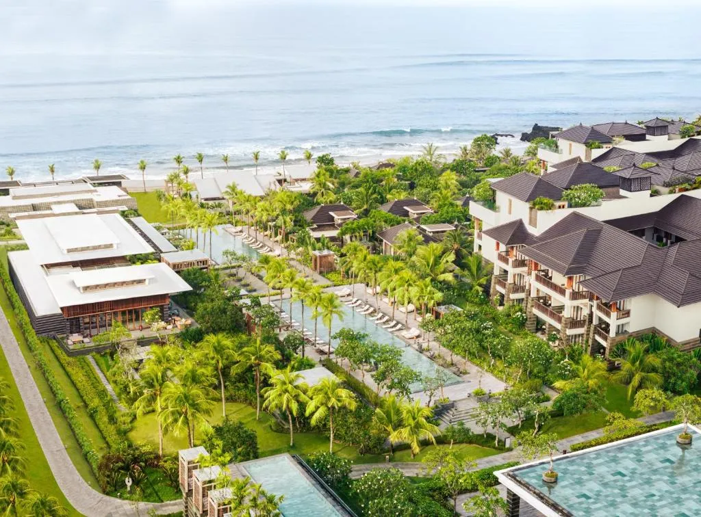 beachfront-resort-pool-regent-bali-canggu