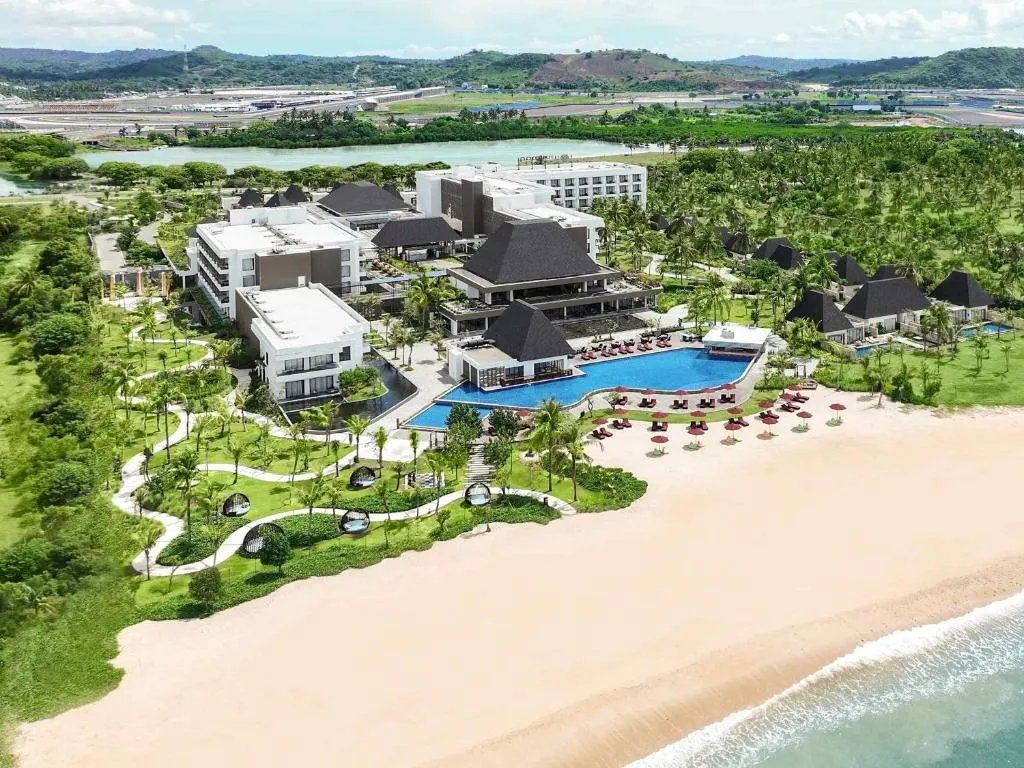 beachfront-swimming-pool-pullman-lombok-beach-resort