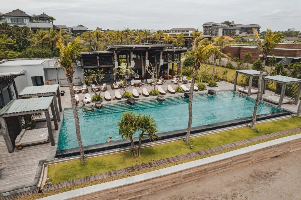 poolside-sun-loungers-regent-bali-canggu Regent Bali Canggu - Hotel Gallery