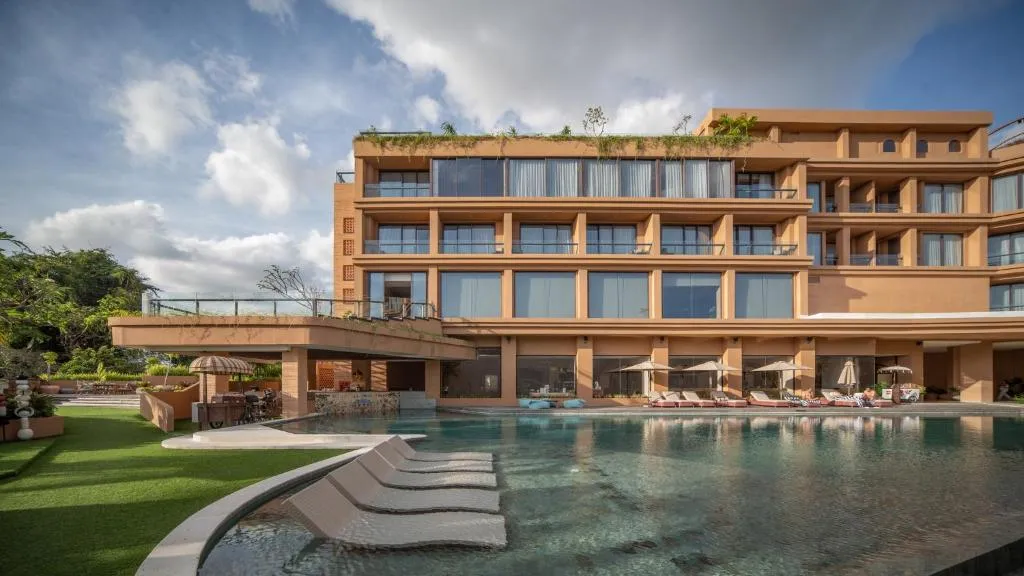 swimming-pool-and-loungers-noema-resort-pererenan-bali
